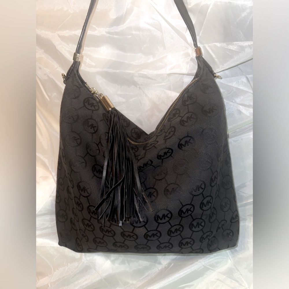 EUC MICHAEL KORS JET SET TOTE W/ TASSLE